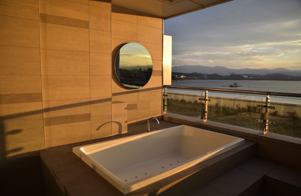 גקוזי על גג עם מעקה תקני של מעל 105 סנטימטר - תמונה להמחשה - ברנ הנדסה