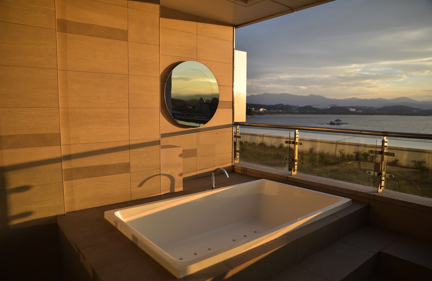 גקוזי על גג עם מעקה תקני של מעל 105 סנטימטר - תמונה להמחשה - ברנ הנדסה